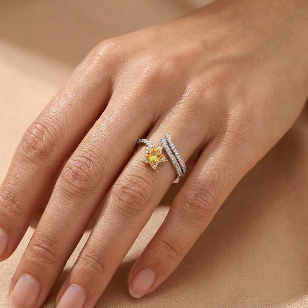 Bague en argent Étreinte de Soleil ornée d'une citrine centrale en forme d'étoile et de petits zircons brillants portée au doigt