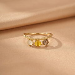 Bague délicate en argent plaqué or avec trois pierres naturelles rondes : citrine, quartz clair et quartz fumé sur un anneau finement ciselé.