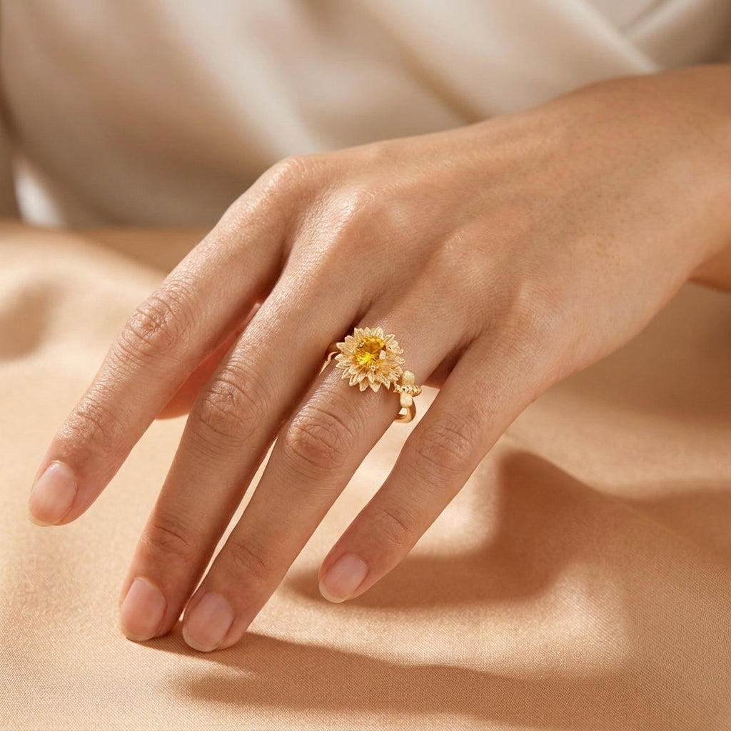 Bague Rayon de Soleil avec pierre citrine centrale en argent plaqué or portée à la main