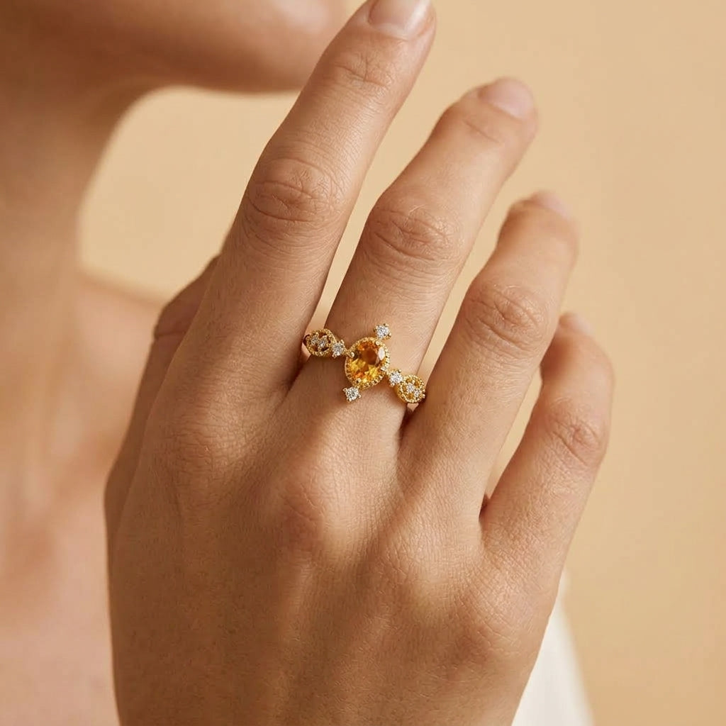 Bague Rosée Dorée avec pierre centrale citrine ovale et détails en argent plaqué or, portée sur un doigt