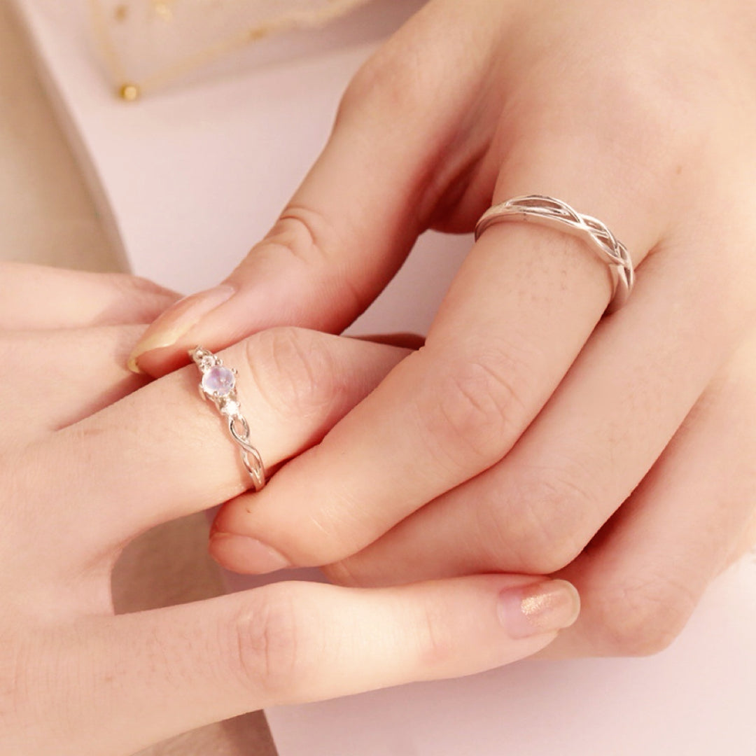 Bague couple en argent avec pierre de lune, design torsadé représentant le lien éternel.