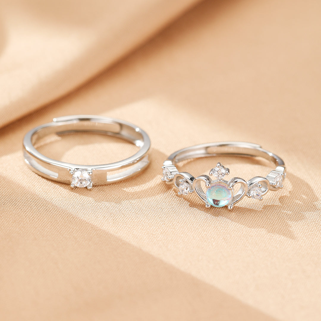 Deux bagues de couple en argent, une avec une pierre de lune centrale et de petits zircons, l'autre ornée d'un zircon solitaire.