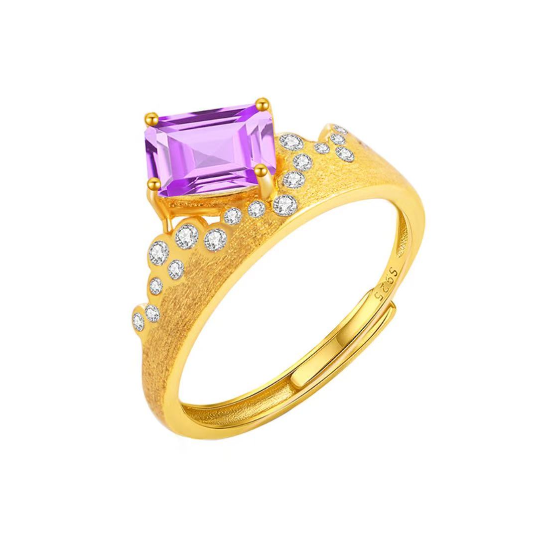 Bague en argent plaqué or sertie d'une améthyste rectangulaire violette et de petits zircons cubiques brillants.
