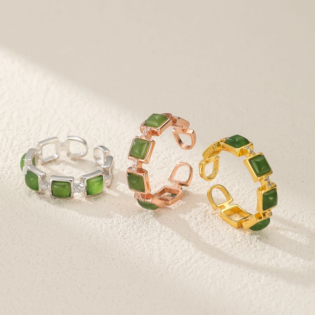 Bague ajustable en jade véritable avec finition argent plaqué or jaune, symbole de paix intérieure et harmonie pour femme.