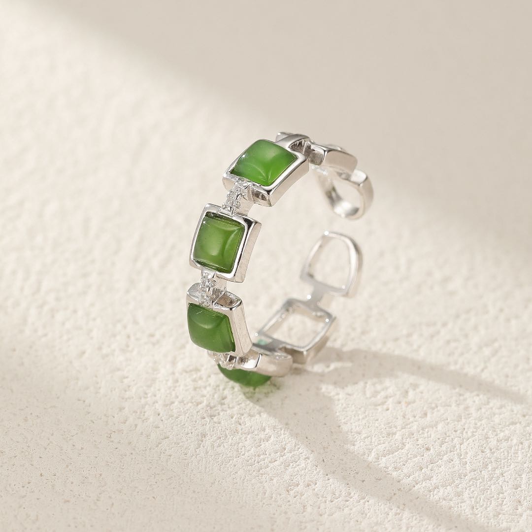 Bague en jade et argent plaqué or, un bijou femme favorisant la paix intérieure, l'harmonie et la guérison émotionnelle. Idéale pour un look zen.