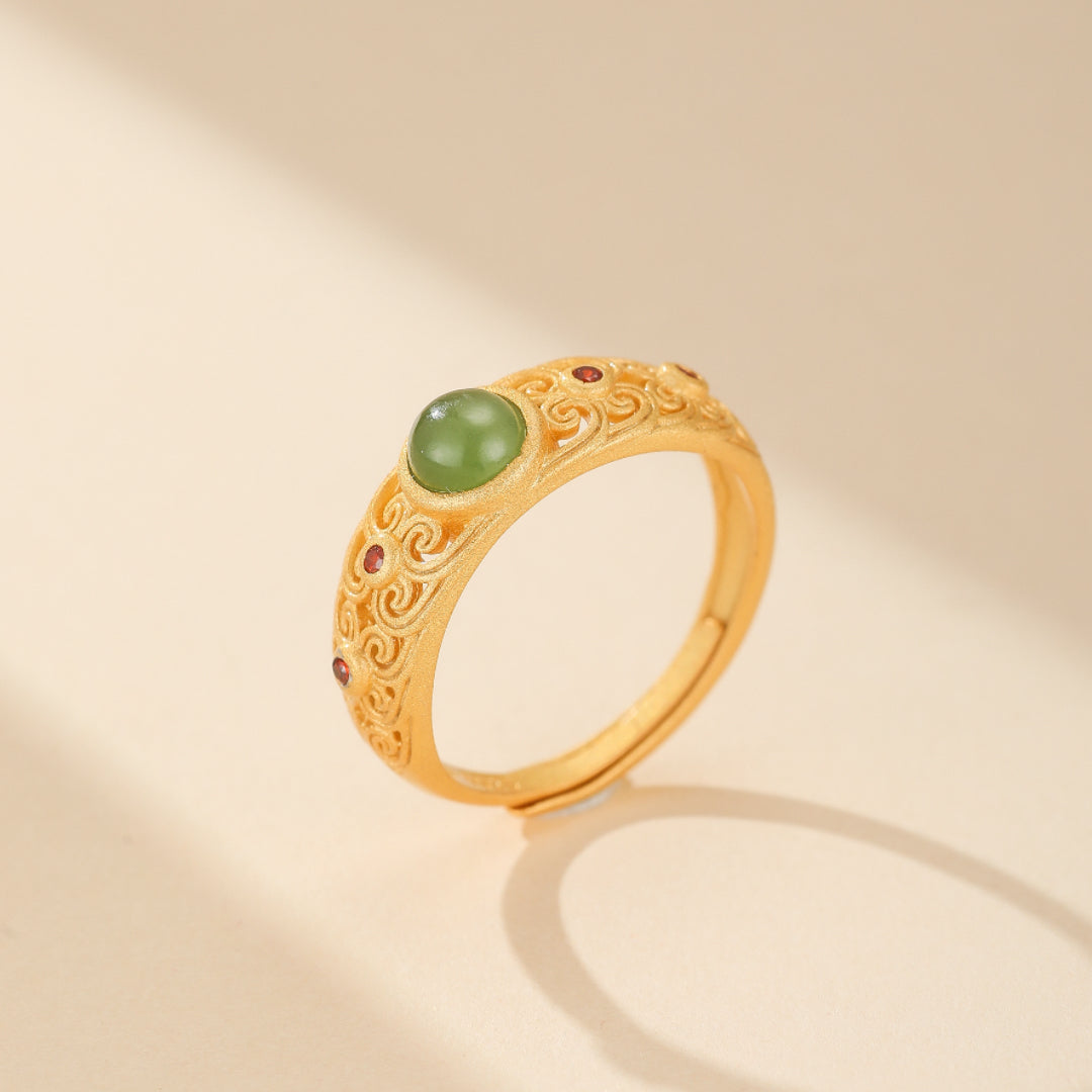 Close-up d'une Bague Jade – Relique d'Harmonie, montrant le jade vert intense et l'éclat de l'argent plaqué or, bijou élégant et apaisant.