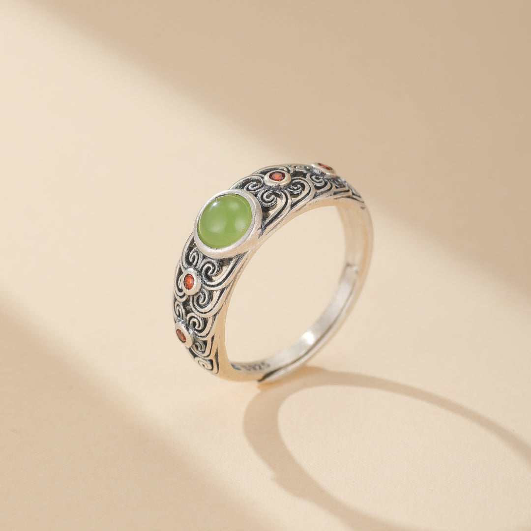 Élégante Bague Jade pour femme, symbole de pureté et de sagesse, en argent plaqué or, un précieux compagnon spirituel porteur d'énergies positives.