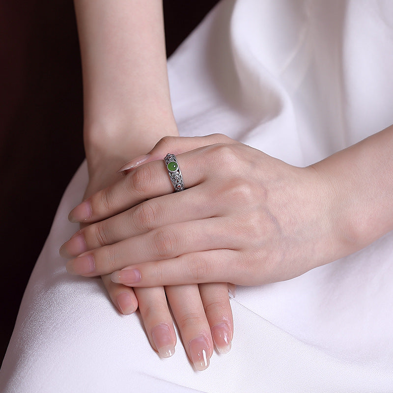 Bague en argent plaqué or avec une pierre de jade ronde et un motif ajouré floral.