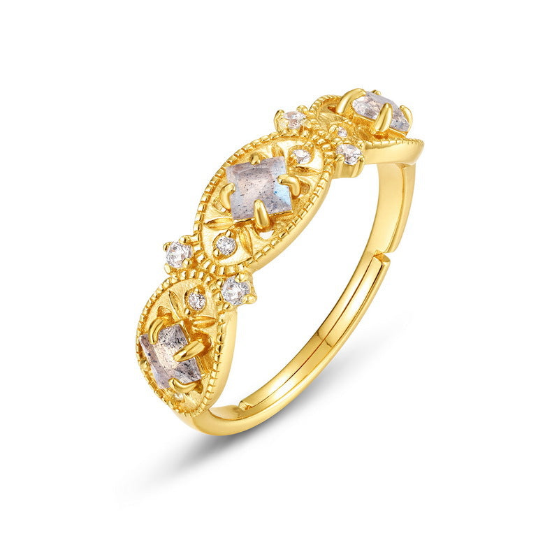 Bague ajustable en argent plaqué or ornée de pierres de labradorite carrées et de petits cristaux brillants, dans un design ajouré et délicat.