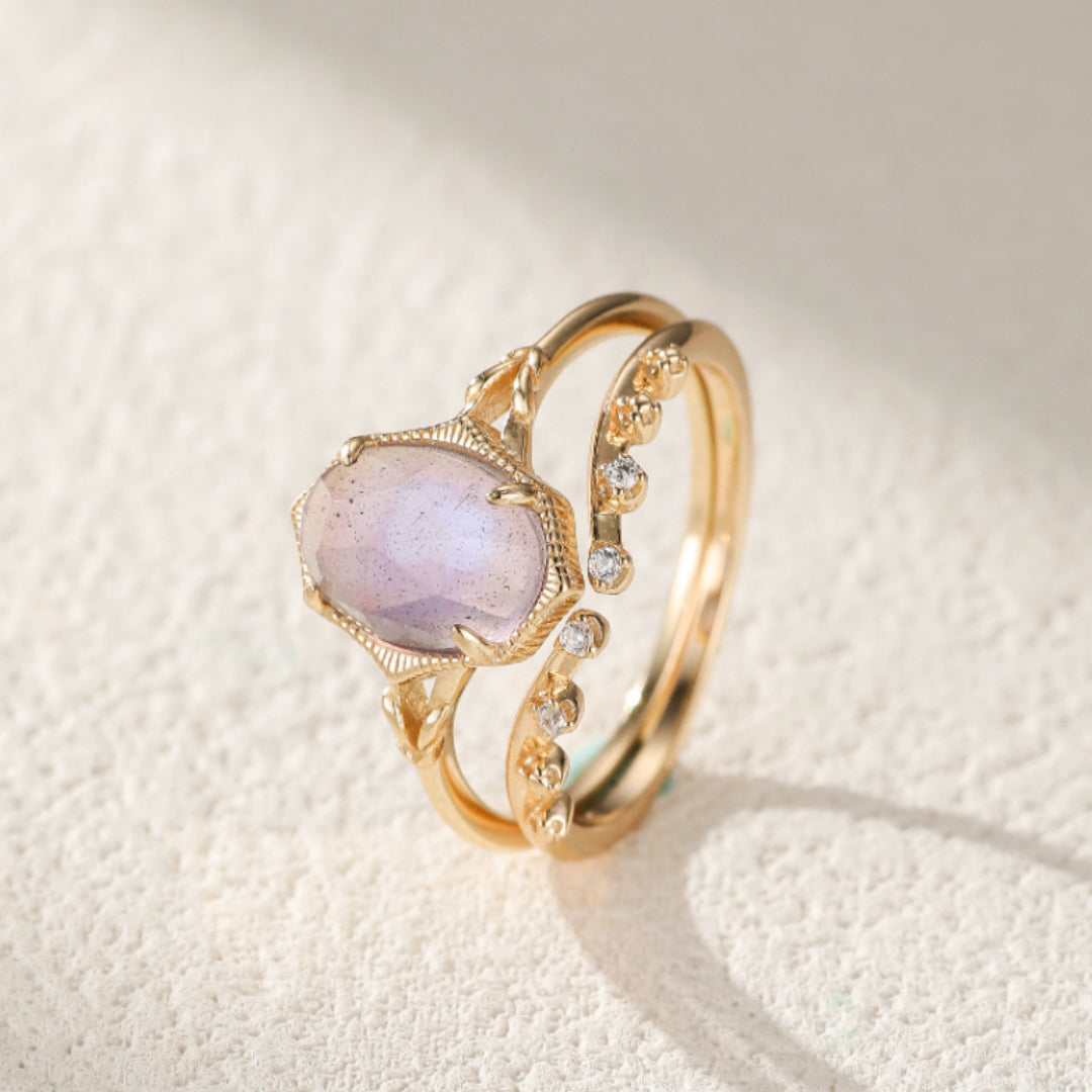 Bague double en argent plaqué or avec une pierre centrale ovale de labradorite irisée et des petites pierres d'améthyste et de diamants incrustées sur la deuxième bague.