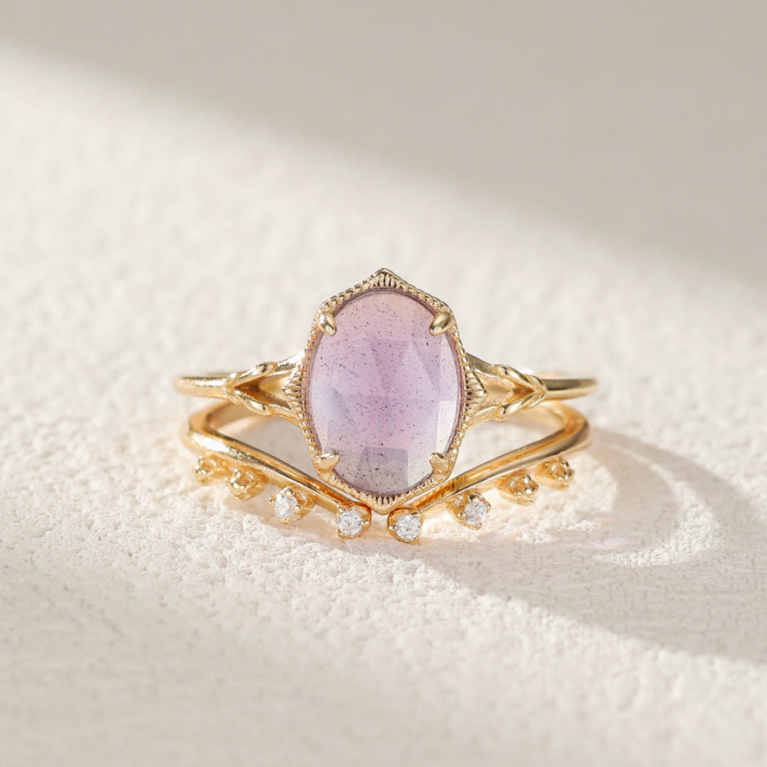 Bague deux ors, ornée d'une pierre ovale centrale de labradorite aux reflets violets et d'une fine arche pavée de petits diamants.
