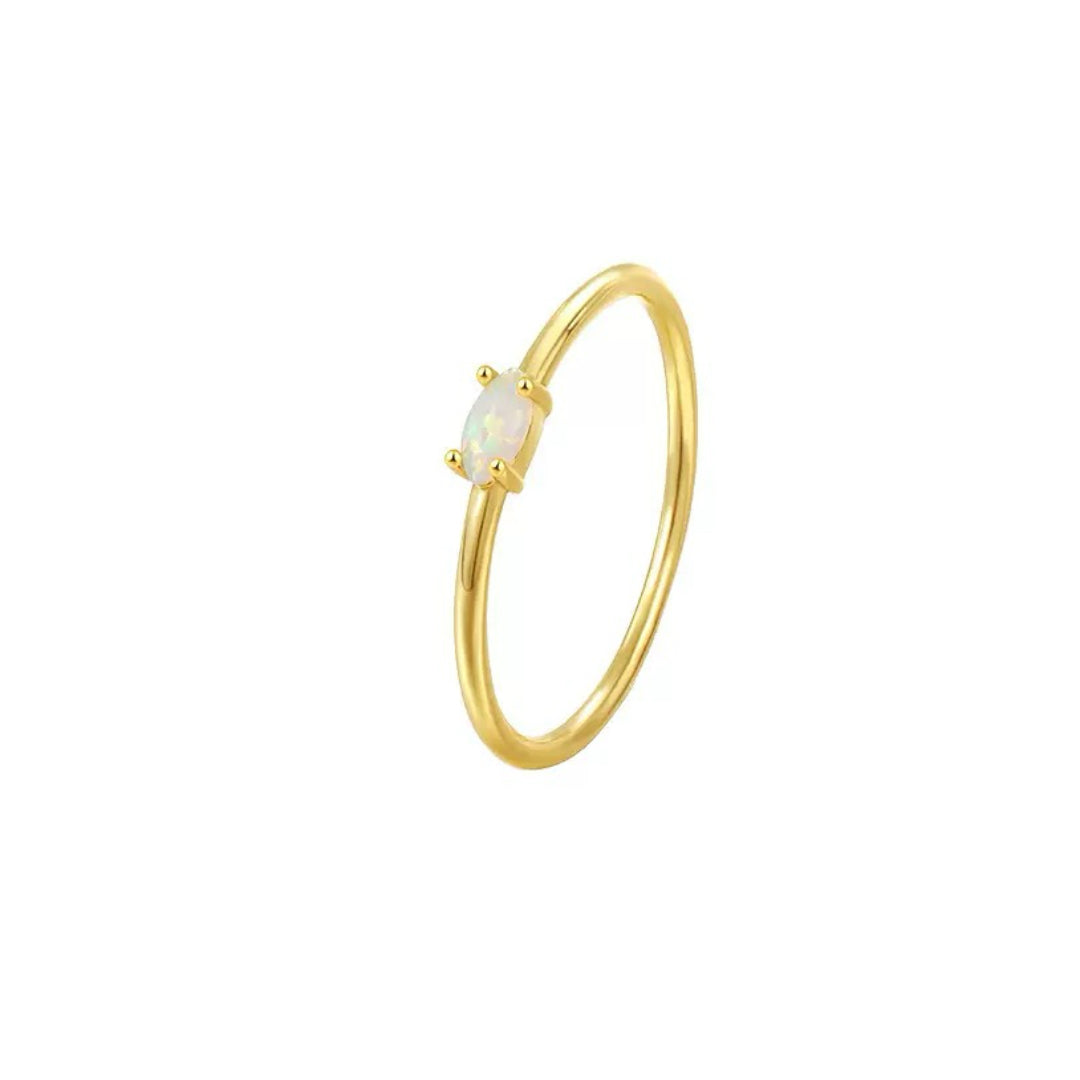 Bague fine en argent 925 plaqué or avec une opale marquise centrale sur fond blanc.