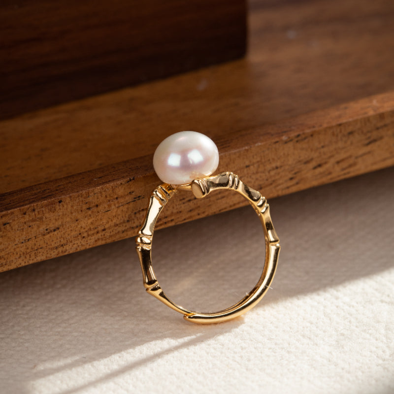 Bague ajustable en argent plaqué or avec un design en bambou et une perle blanche lumineuse