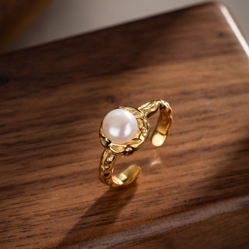 Bague ajustable en argent plaqué or ornée d'une perle blanche naturelle, design texturé, bijou élégant pour femme