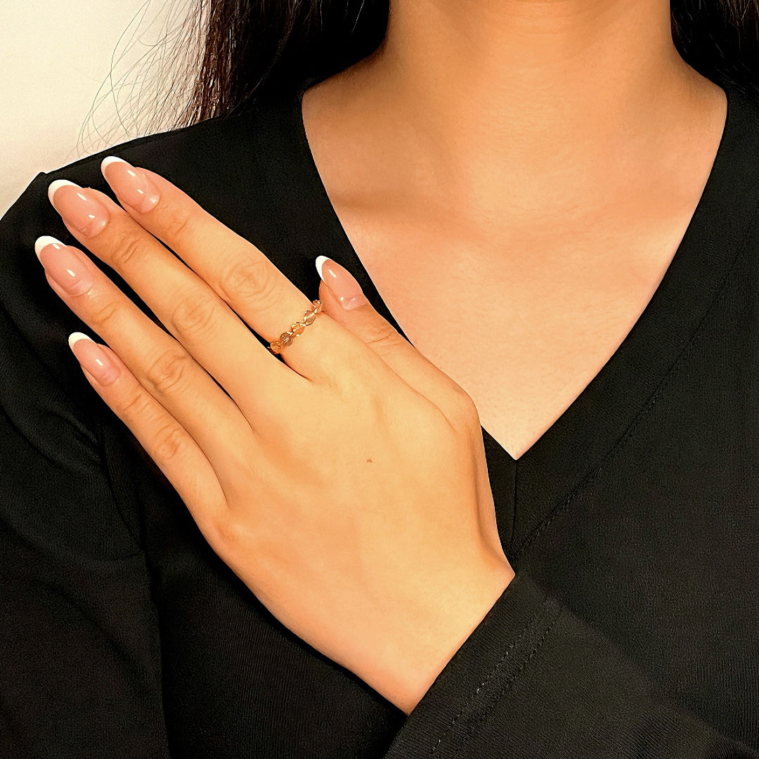 Bague fine Éclat Céleste ornée de pierres de soleil et de pierres de lune portée sur la main d'une femme avec une manucure élégante
