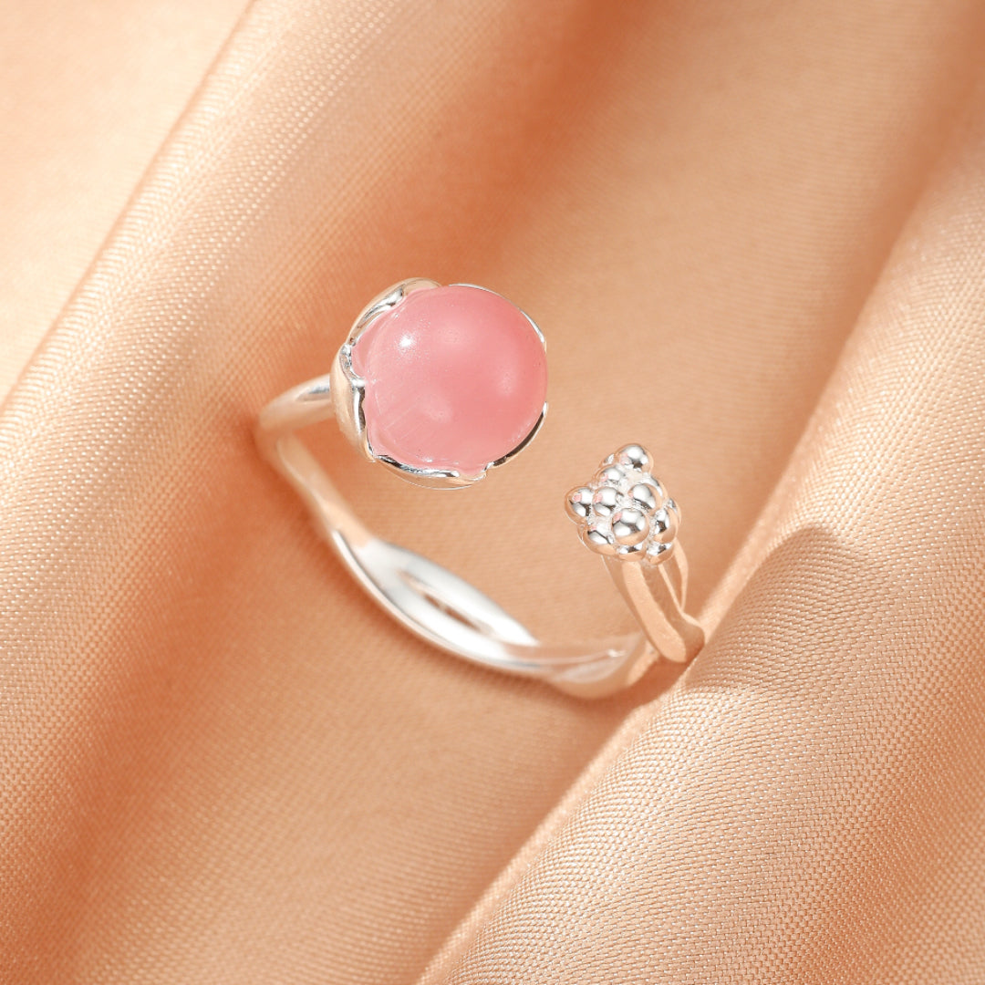 Bague ouverte en argent 925 avec une pierre de quartz rose ronde et une petite patte de chat ornée de zircons cubiques.