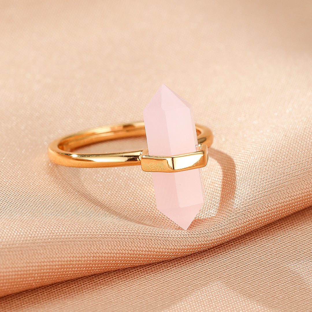 Bague minimaliste en argent plaqué or 10K sertie d'un quartz rose brut taillé en pointe hexagonale.