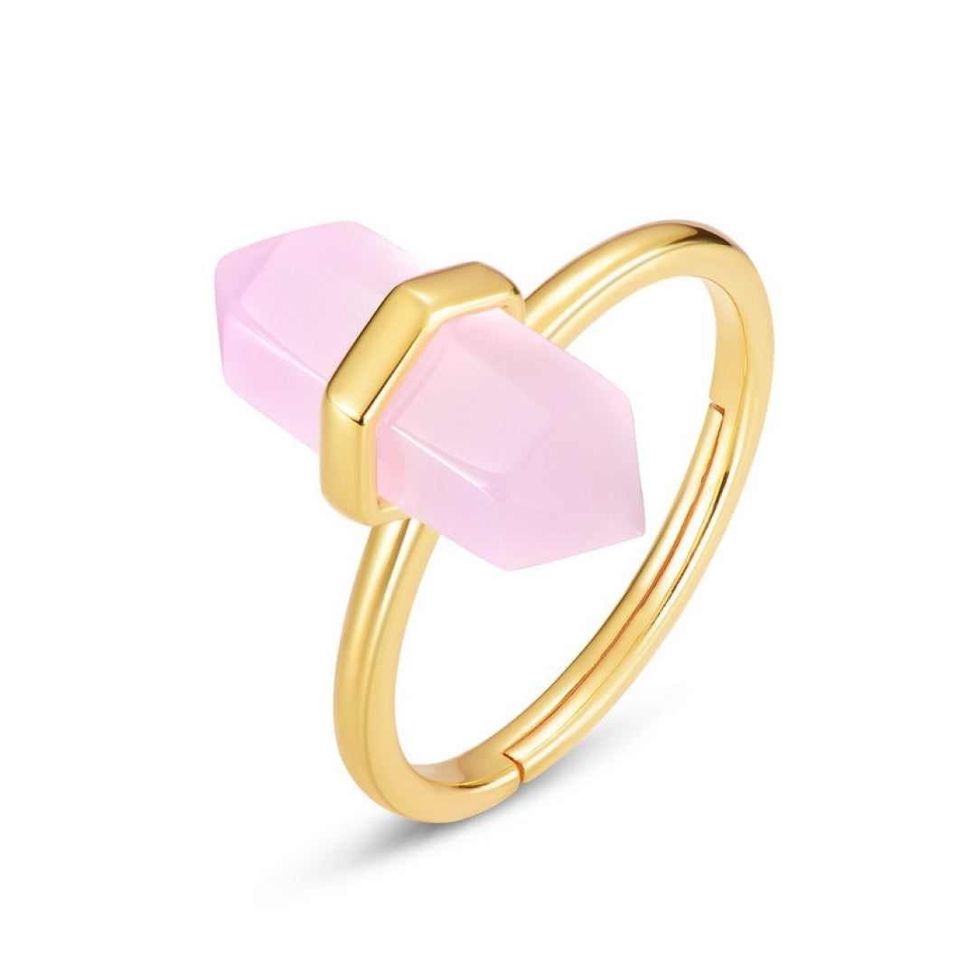Bague dorée avec un quartz rose brut double point, sertie sur une monture en argent plaqué or 10K.