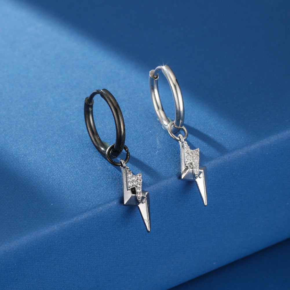 Boucle d'oreille homme argent et noir avec pendentif éclair orné de cristaux, style moderne et audacieux.