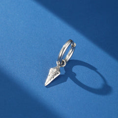 Boucle d'oreille pour homme en argent, style Viking, avec un pendentif en forme de pointe de flèche gravée, sur fond bleu