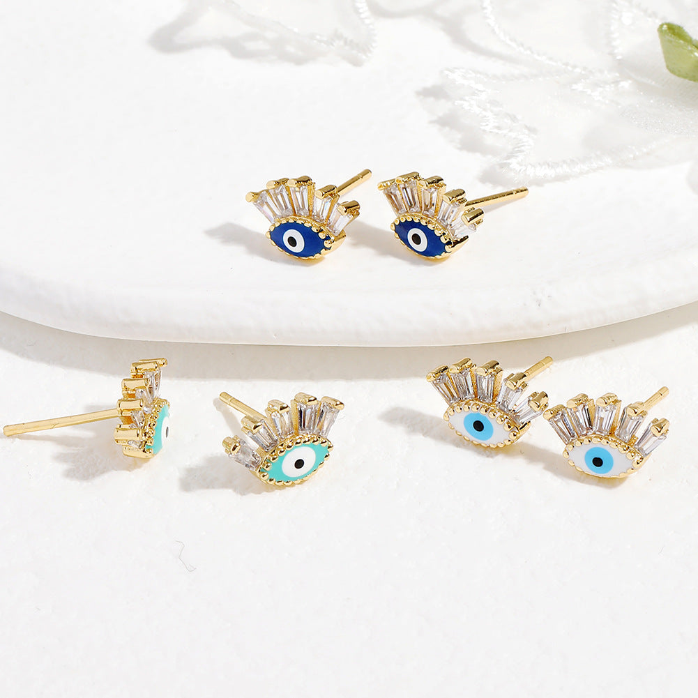 Paire de boucles d'oreilles plaquées or en forme d'œil bleu stylisé avec des cristaux blancs incrustés, design protecteur "Regard"