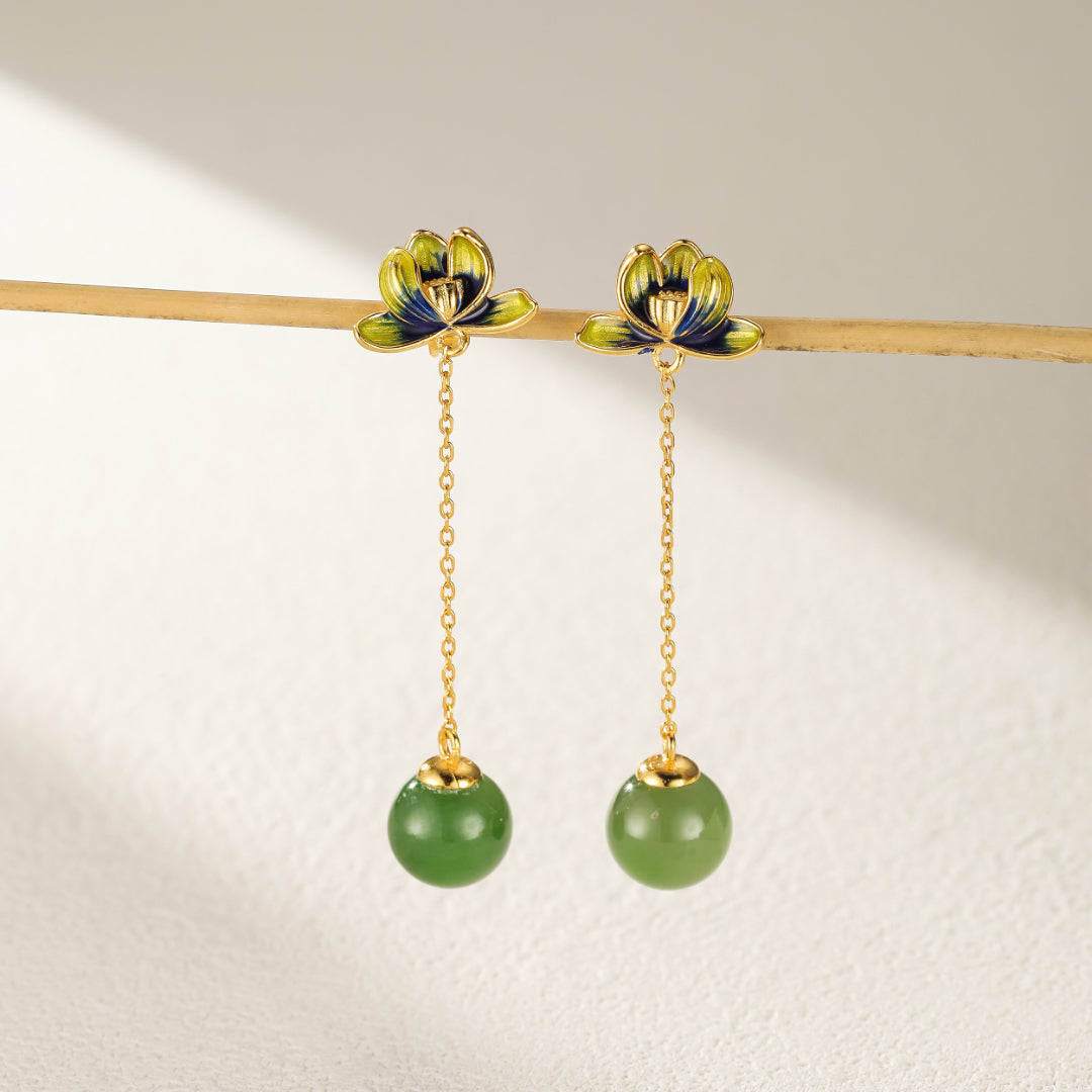 Boucles d'oreille en jade néphrite et lotus bleu, argent 925 plaqué or. Ce bijou symbolise l'harmonie, l'équilibre et l'éveil spirituel, parfait pour une utilisation quotidienne.
