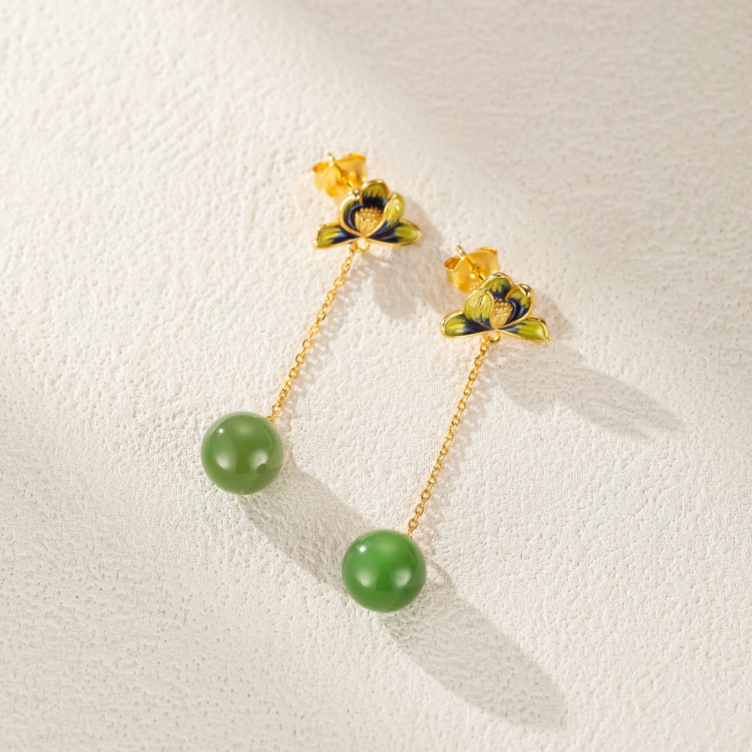 Détail des boucles d'oreille Beauté de Lotus, avec jade néphrite éclatant et lotus mystique sur monture en argent plaqué or. Elles stimulent l'intuition et la stabilité émotionnelle.