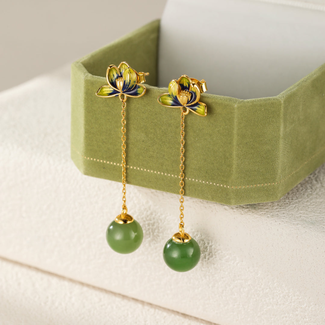 Boucles d'oreille Boucles d'Oreille Jade - Beauté de Lotus. Cadeau idéal, elles allient le jade néphrite pour l'équilibre et le lotus bleu pour la pureté de l'âme.