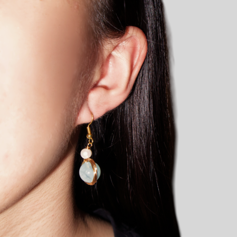 Boucles d'oreilles Pure Harmonie en aigue-marine et perle blanche avec fermoir doré.