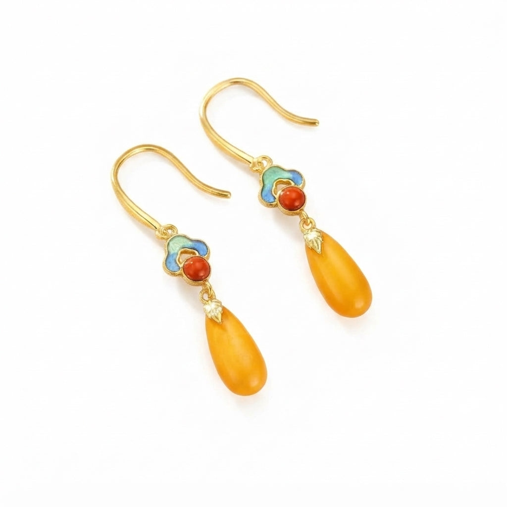 Boucles d'oreilles pendantes en ambre véritable, design Crépuscule d'Or avec détails en argent plaqué or, pierre rouge et émail coloré
