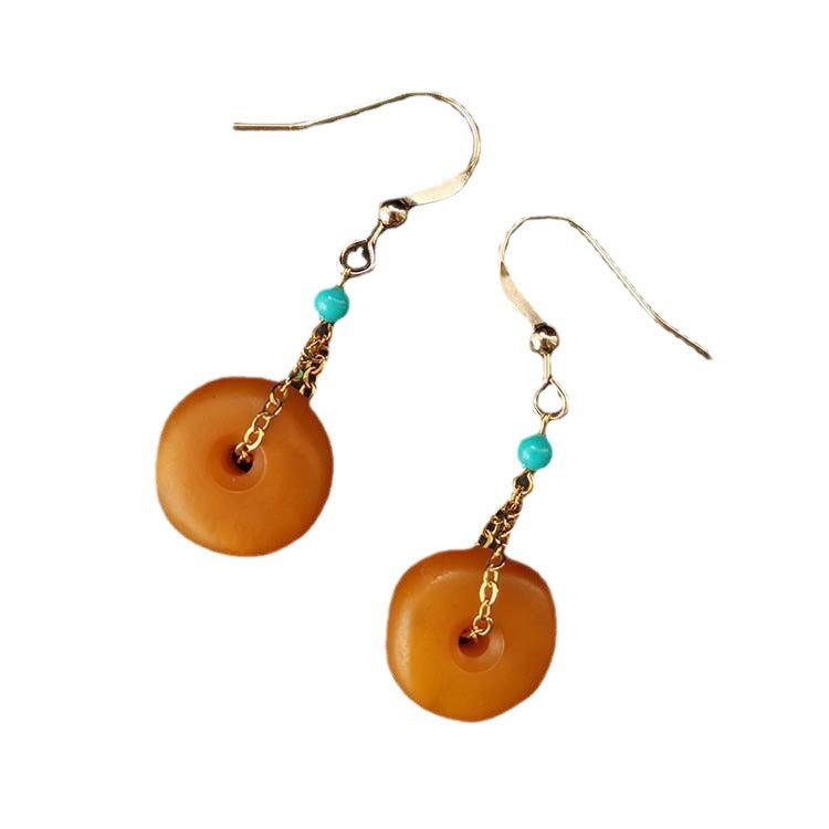 Paire de boucles d'oreilles pendantes en ambre naturel et turquoise sur chaînettes en argent plaqué or, design élégant et lumineux.