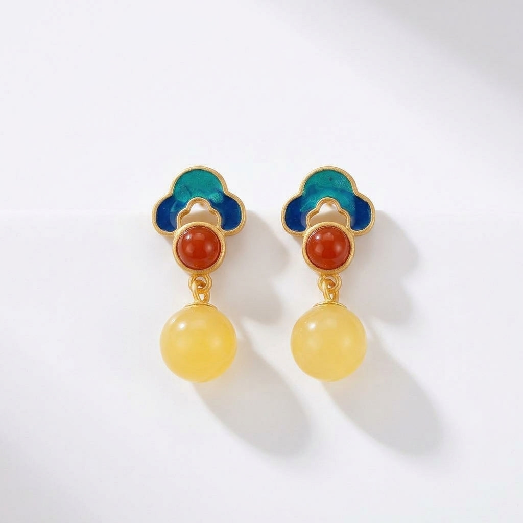 Boucles d'oreilles pendantes Nuage Précieux avec perles d'ambre jaune, accents rouge corail et détails en émail bleu sur argent plaqué or