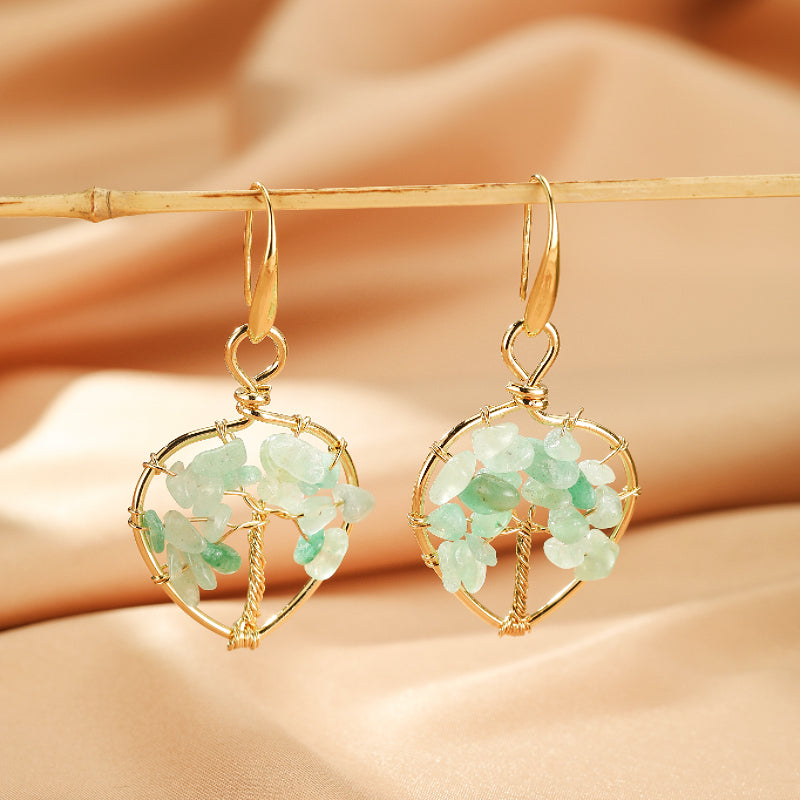 Boucles d'oreilles en forme d'arbre céleste avec des pierres d'améthyste verte et des détails en cuivre