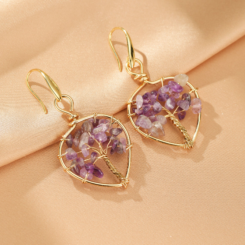 Boucles d'oreilles en cuivre dorées en forme d'arbre céleste remplies d'améthystes violettes et claires.