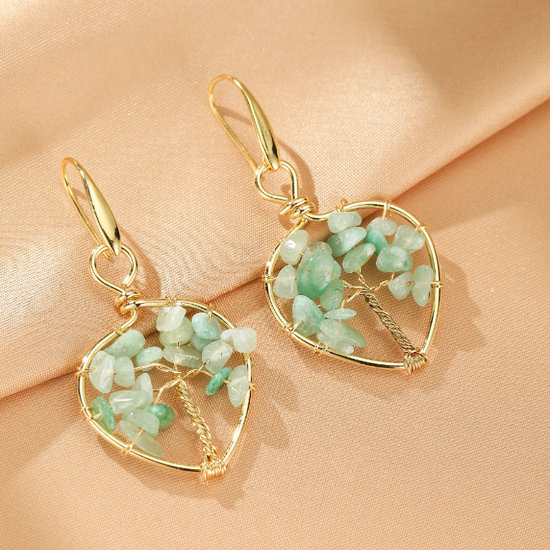 Boucles d'oreilles cœur en cuivre doré avec un arbre de vie aux pierres vertes d'améthyste.