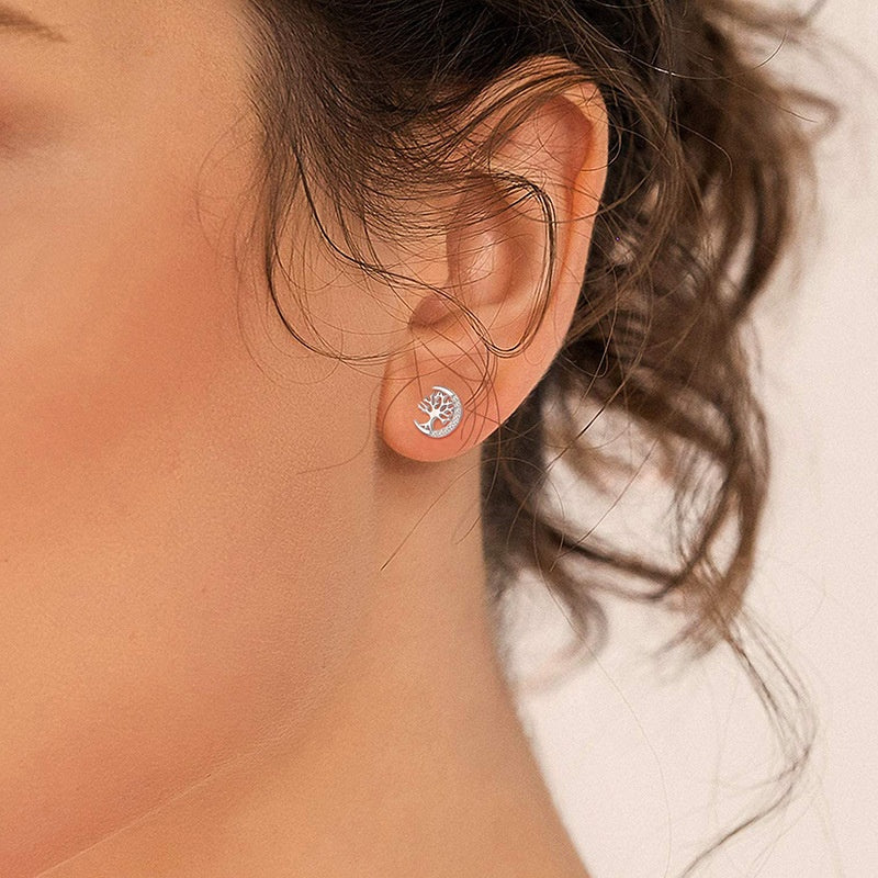 Boucle d'oreille Arbre de Vie Céleste en argent S925, ornée de petites pierres scintillantes.