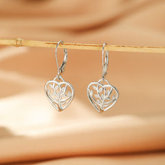 Paire de boucles d'oreilles en argent 925, en forme de cœur ajouré avec un motif d'arbre de vie stylisé.