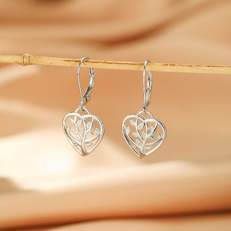 Paire de boucles d'oreilles en argent 925, en forme de cœur ajouré avec un motif d'arbre de vie stylisé.
