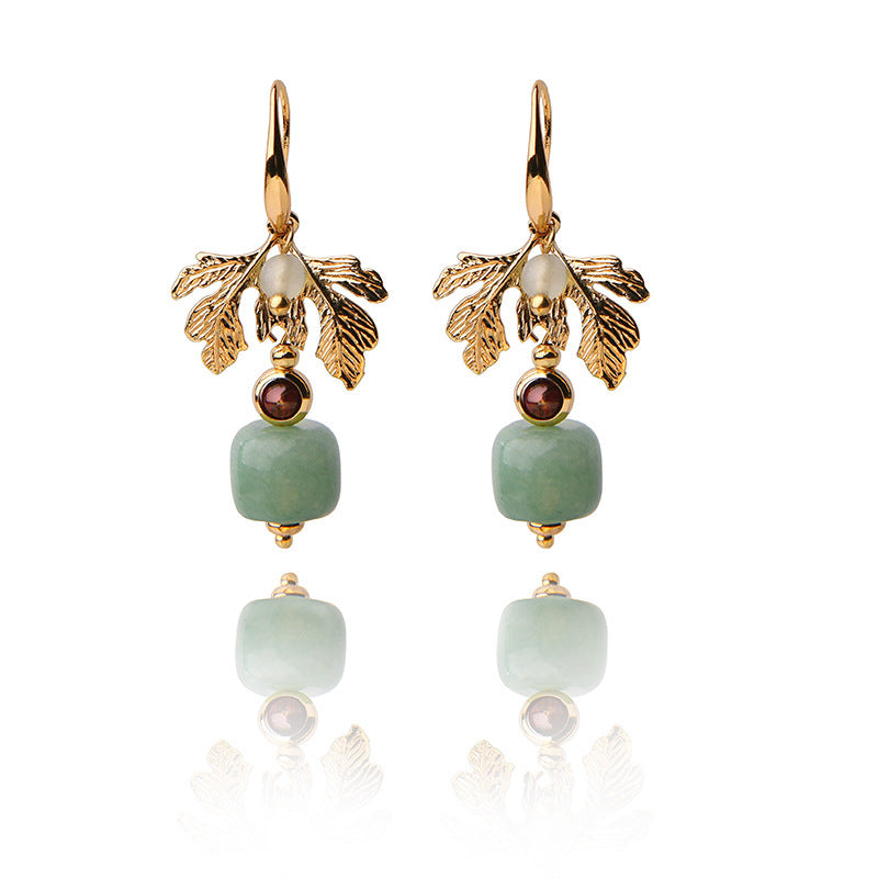 Paire de boucles d'oreilles plaquées or avec des feuilles stylisées, une petite perle blanche, une perle bordeaux et un pendentif en aventurine verte carrée.