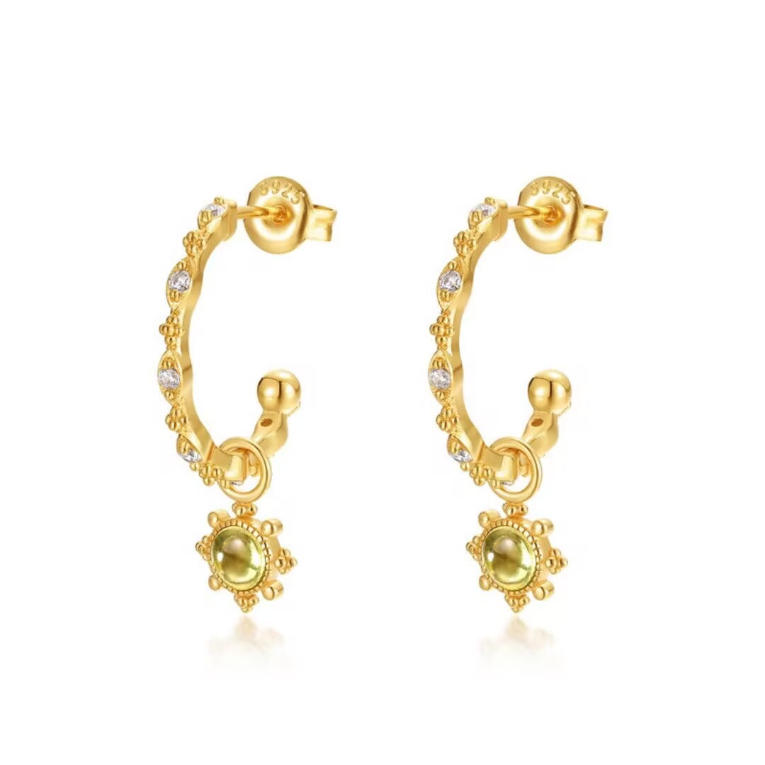 Paire de boucles d'oreilles créoles plaquées or avec des pierres de péridot rondes et des détails en argent 925 incrustés de zircons.