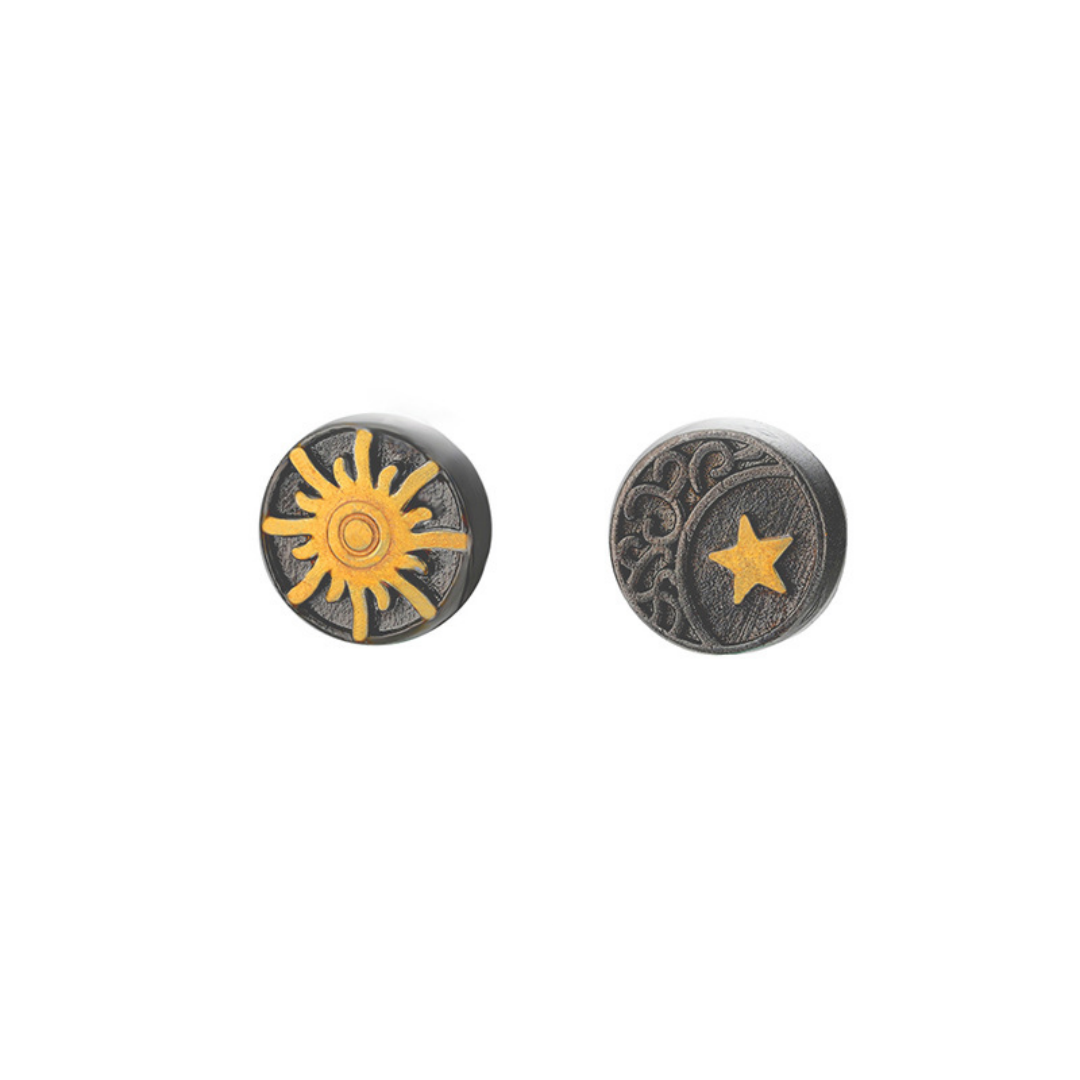 Paire de boucles d'oreilles magnétiques homme duo cosmique, soleil et étoile dorée, sans perçage, finition vintage.