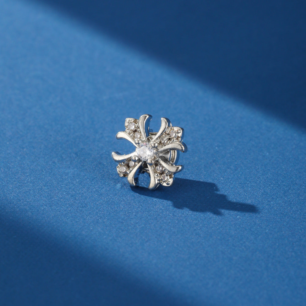Les boucles d'oreilles Éclat Royal en acier inoxydable présentées dans leur écrin Moment Ici, cadeau idéal pour homme.