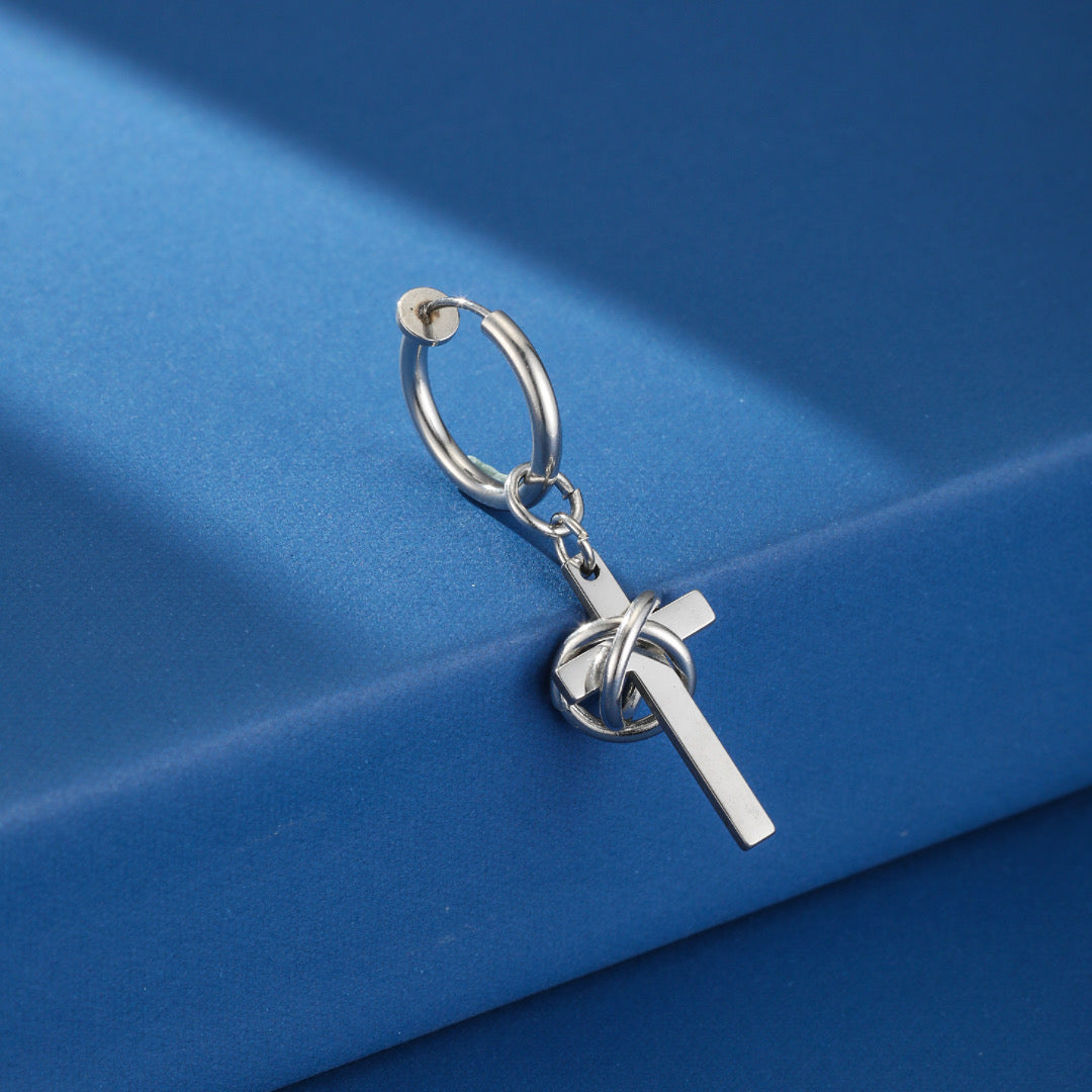 Ensemble de deux boucles d'oreilles homme en acier inoxydable, une avec croix mate et l'autre avec anneau poli.