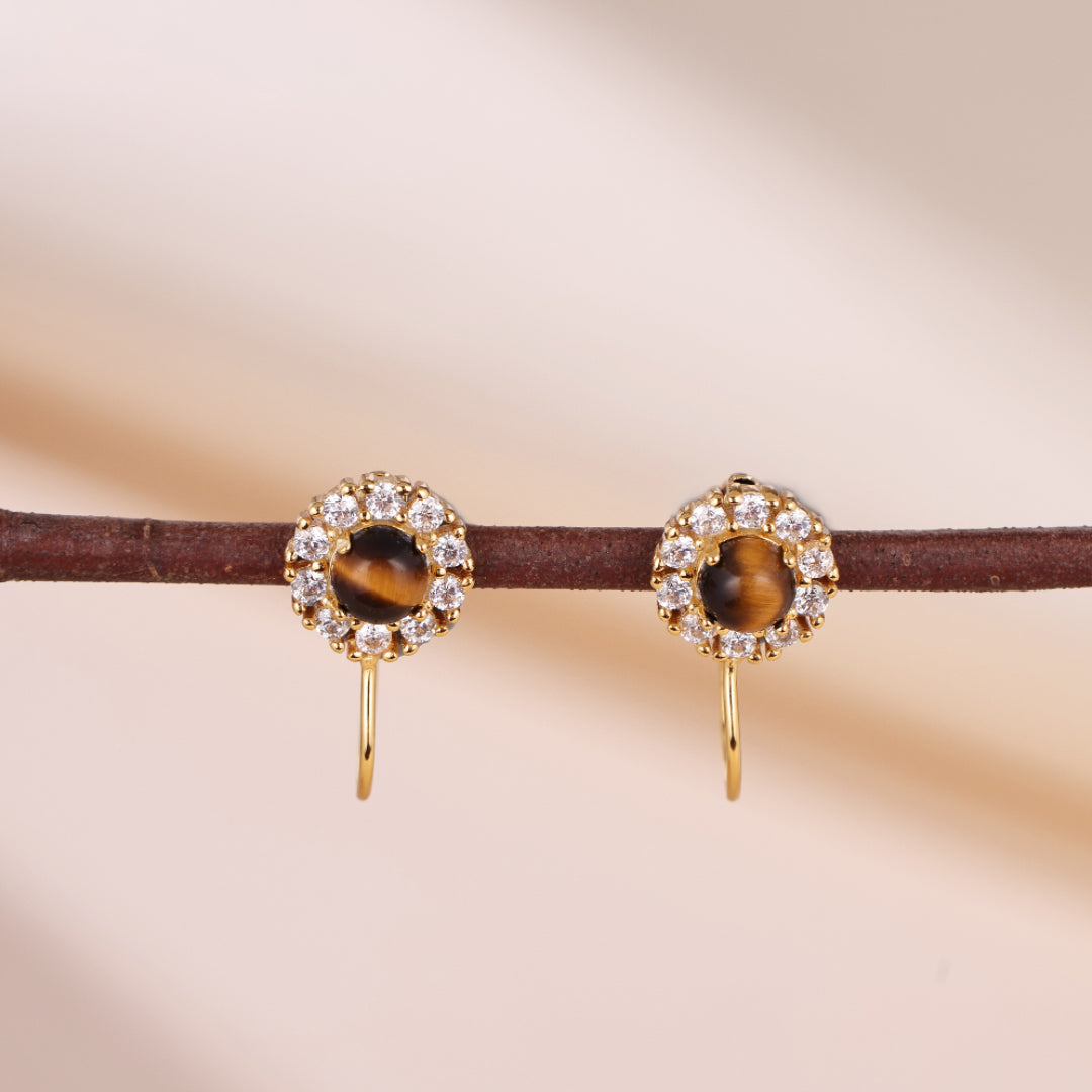 Boucles d'oreilles œil de tigre rondes serties de zirconiums blancs, montées sur une tige en argent plaqué or.