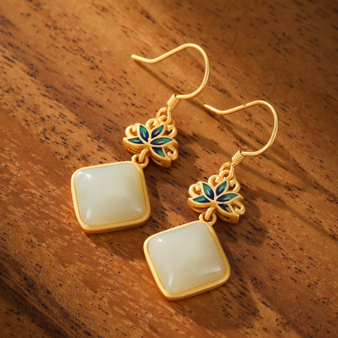 Boucles d'Oreilles Jade Blanc – Éveil Lotus Bleu, Argent Plaqué Or