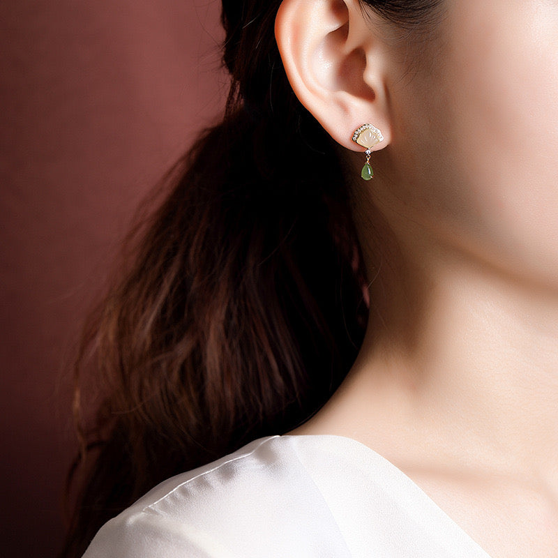 Boucles d'oreilles pendantes en forme d'éventail, ornées d'une nacre blanche et d'une goutte de jade vert, montées sur de l'argent plaqué or.