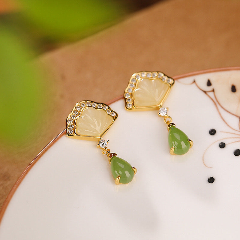 Boucles d'oreilles pendantes en jade vert avec motif éventail incrusté de zirconiums, monture en argent plaqué or.