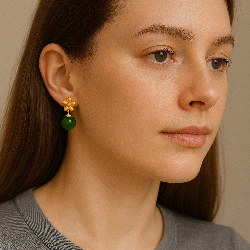 Boucles d'oreilles pendantes en argent plaqué or avec une perle de jade verte et un motif de fleur dorée