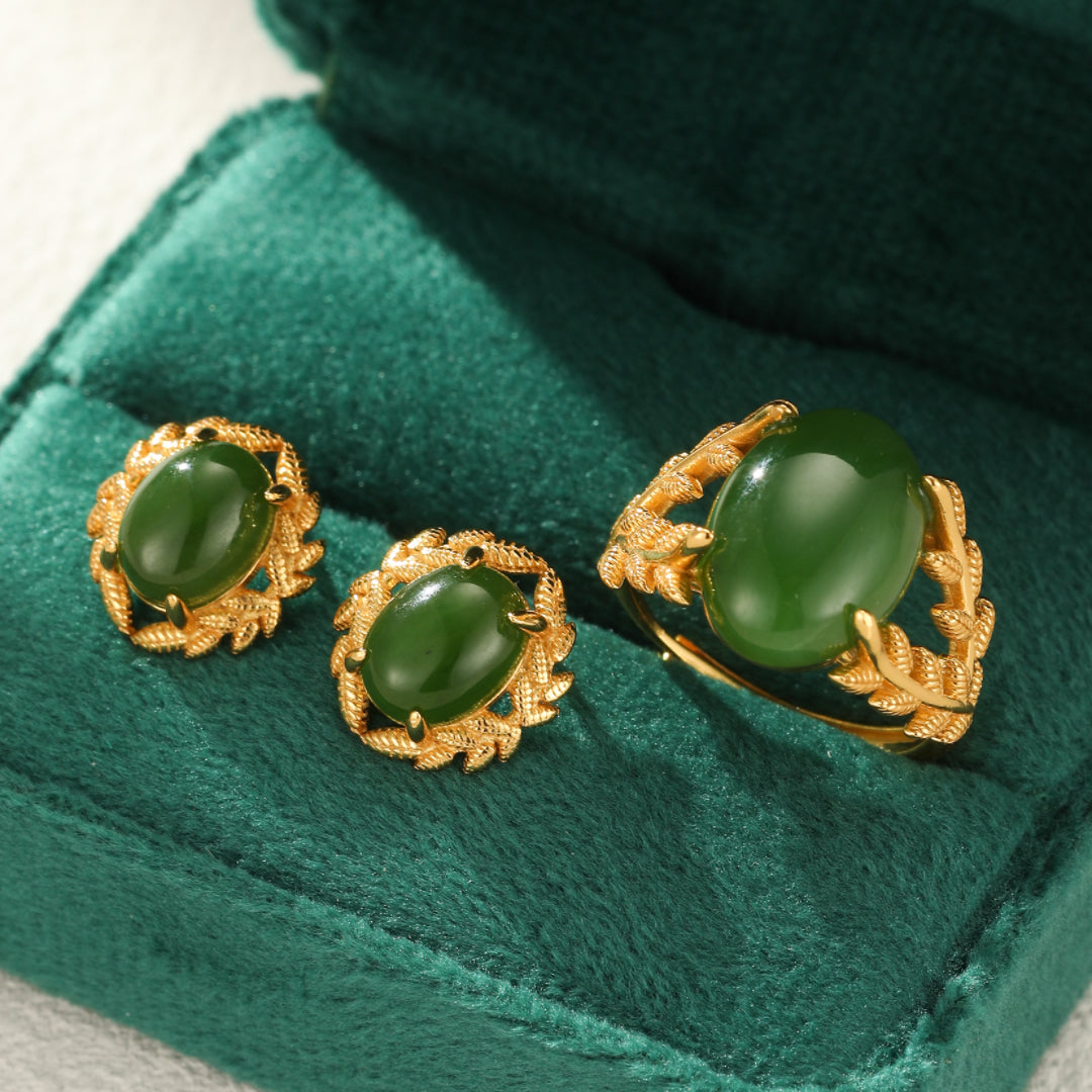 Ensemble de boucles d'oreilles et bague en jade vert avec monture en argent plaqué or, style Reine de Jade.