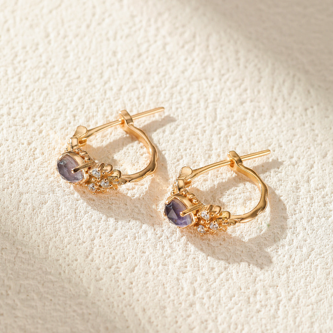 Boucles d'oreilles créoles en argent plaqué or ornées d'une pierre de labradorite et de petites pierres scintillantes.